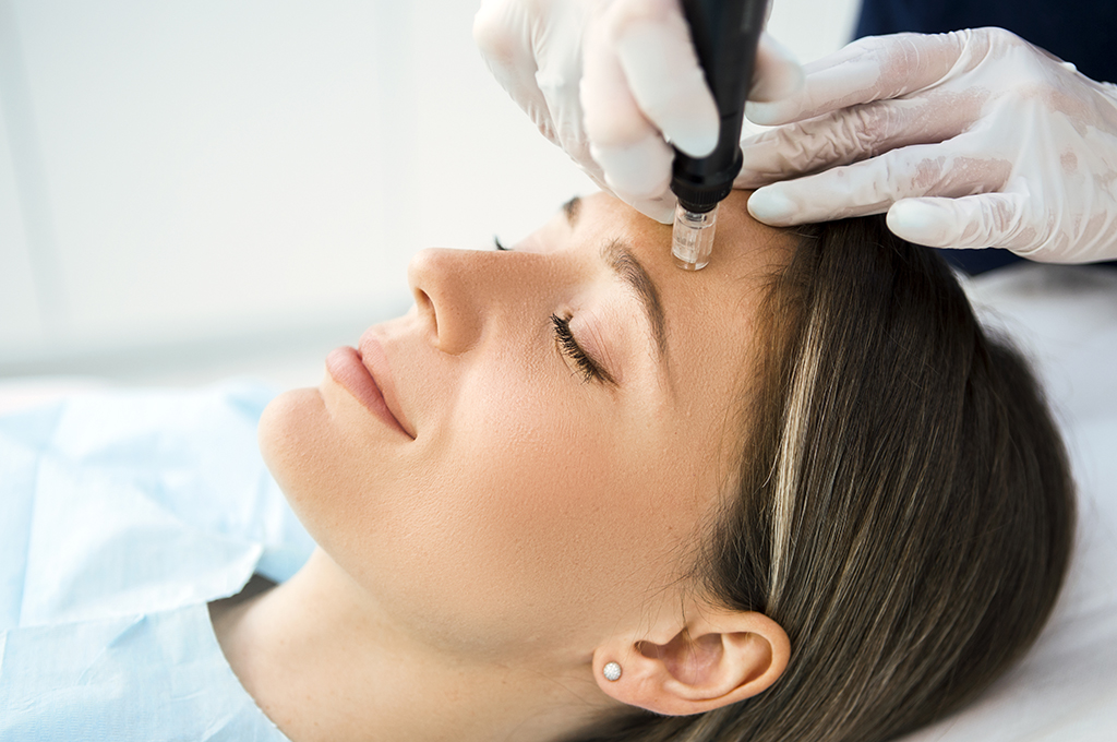 Medical professional using Dermapen