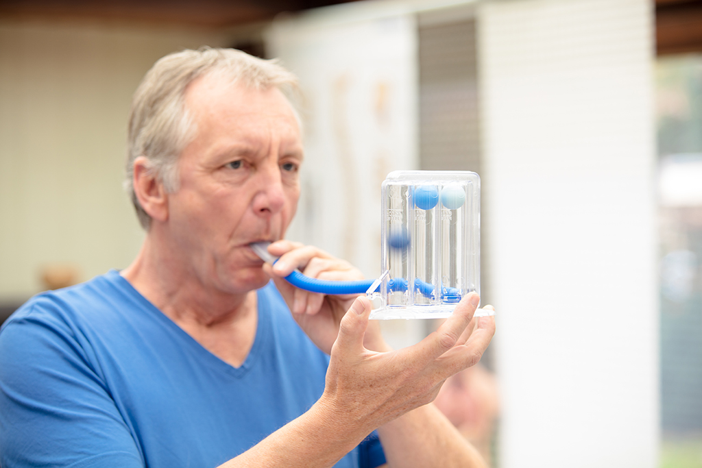 Older male using lung function test by using Triflow